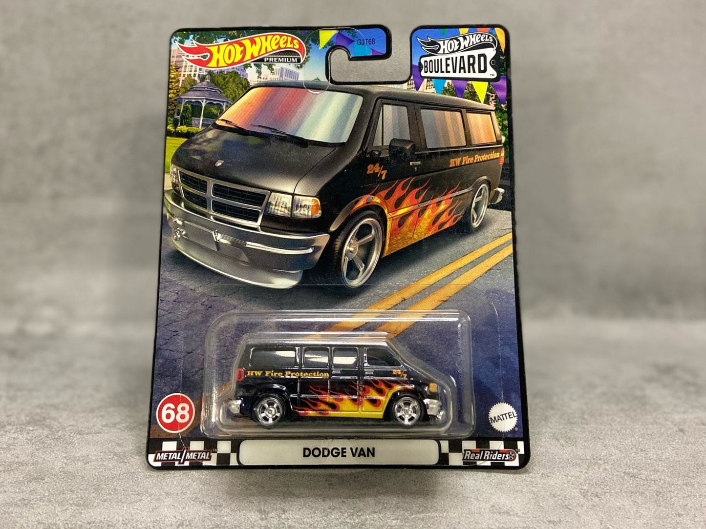 Hot Wheels Boulevard Dodge Van – mașinuță premium 1:64 cu design retro și detalii autentice
