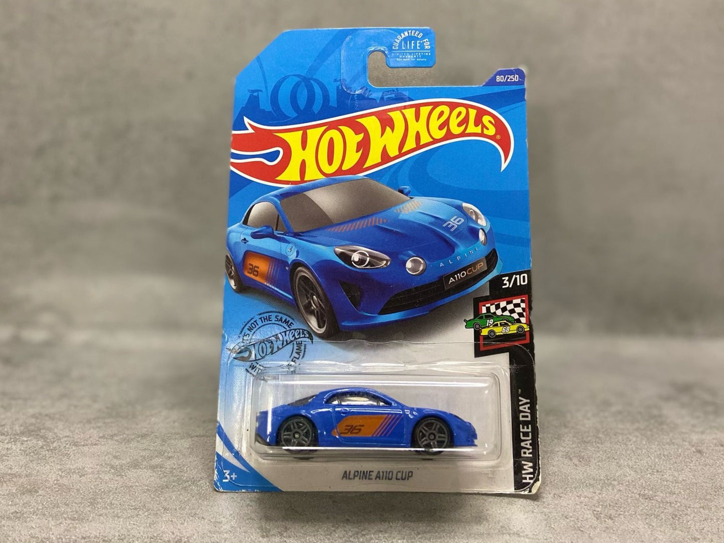 Hot Wheels Alpine A110 Cup – mașinuță 1:64 cu design aerodinamic și vopsea vibrantă, perfectă pentru colecționari