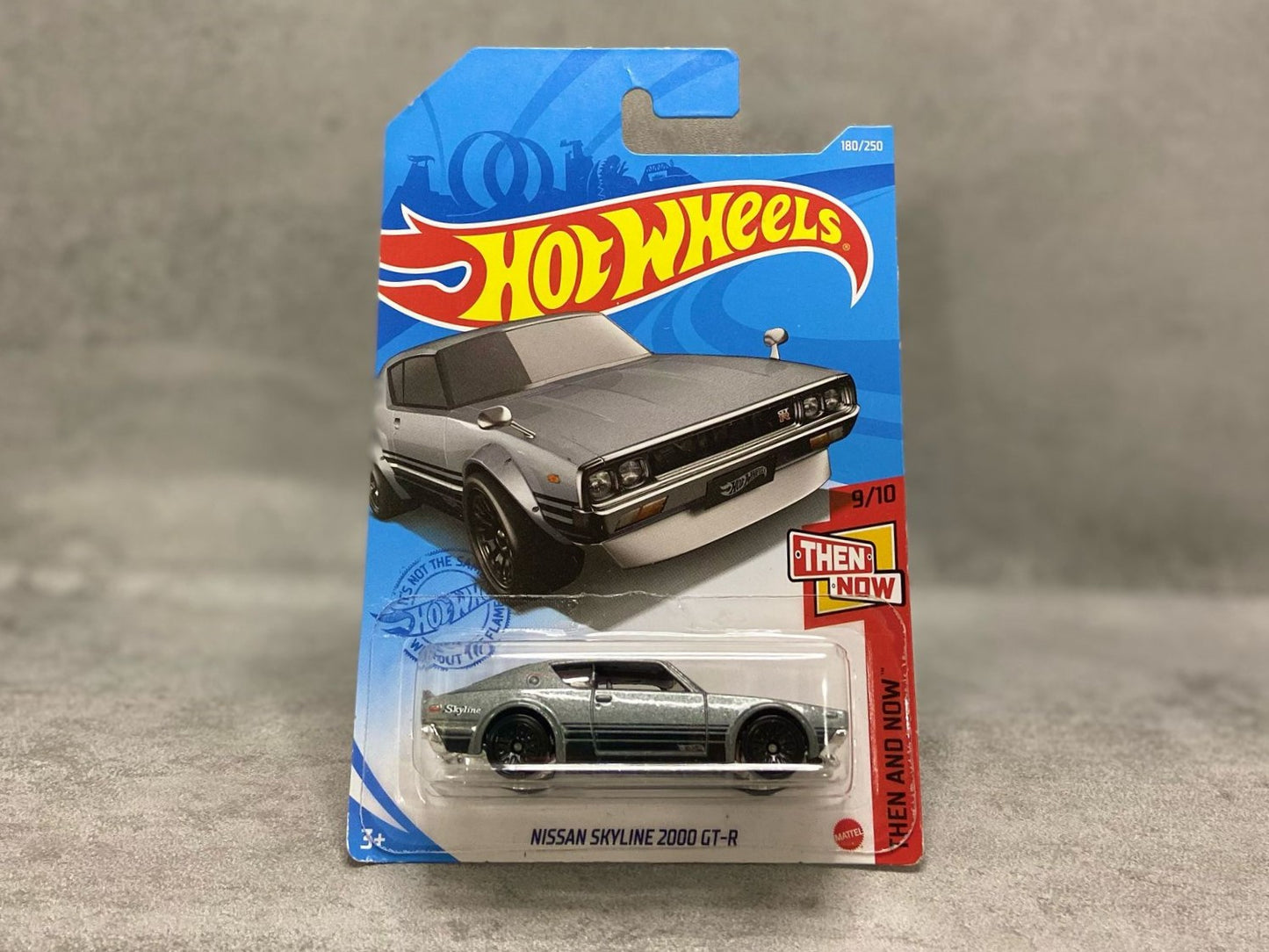 Hot Wheels Nissan Skyline 2000 GT-R – mașinuță 1:64 cu design retro JDM și influențe din motorsport