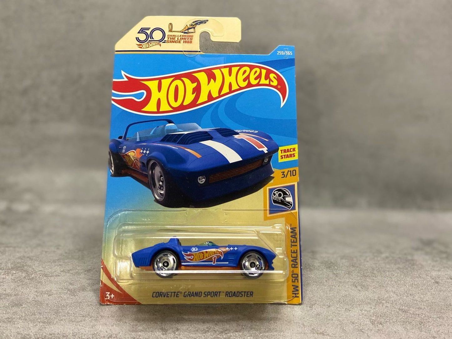 Hot Wheels Corvette Grand Sport Roadster – mașinuță 1:64 decapotabilă, stil clasic american cu rădăcini în motorsport