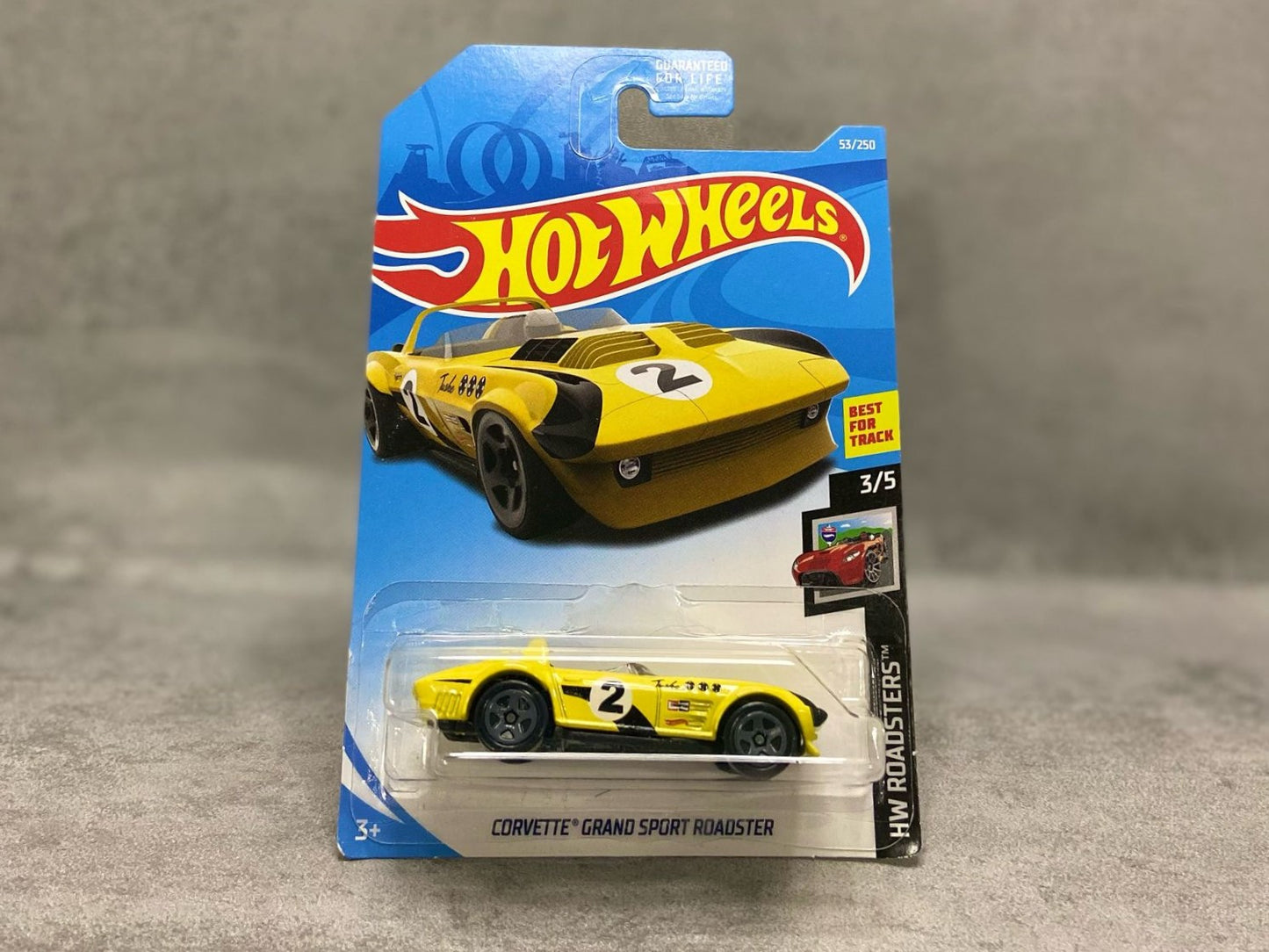 Hot Wheels Corvette Grand Sport Master – mașinuță 1:64 cu aspect de pistă și ADN clasic american