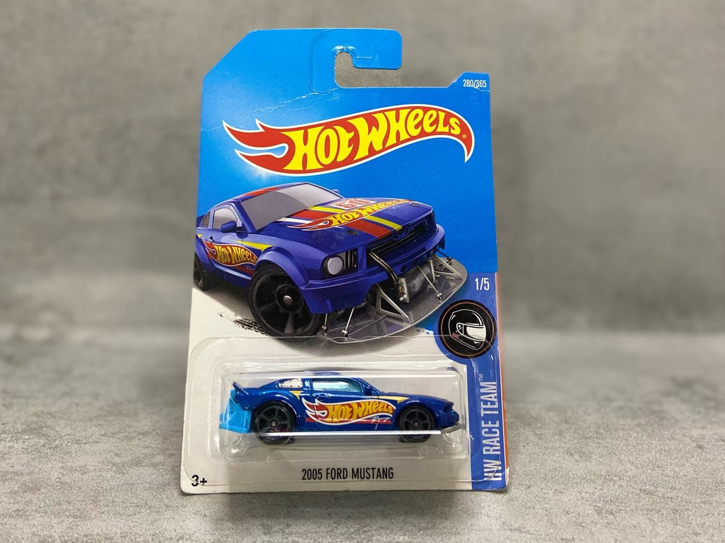 Hot Wheels 2005 Ford Mustang – mașinuță 1:64 muscle car cu design retro-modern