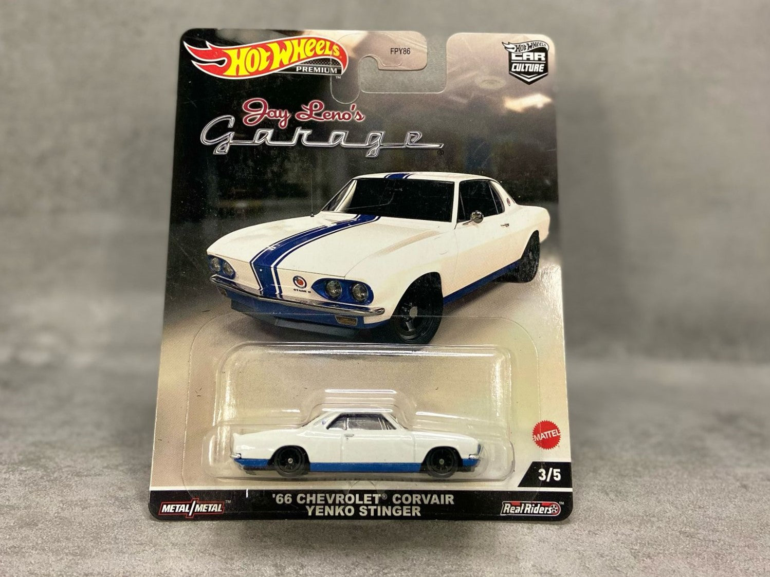 Hot Wheels Jay Leno's '66 Chevrolet Corvair Yenko Stinger – mașinuță premium 1:64 cu design clasic și detalii autentice de automobil de performanță

