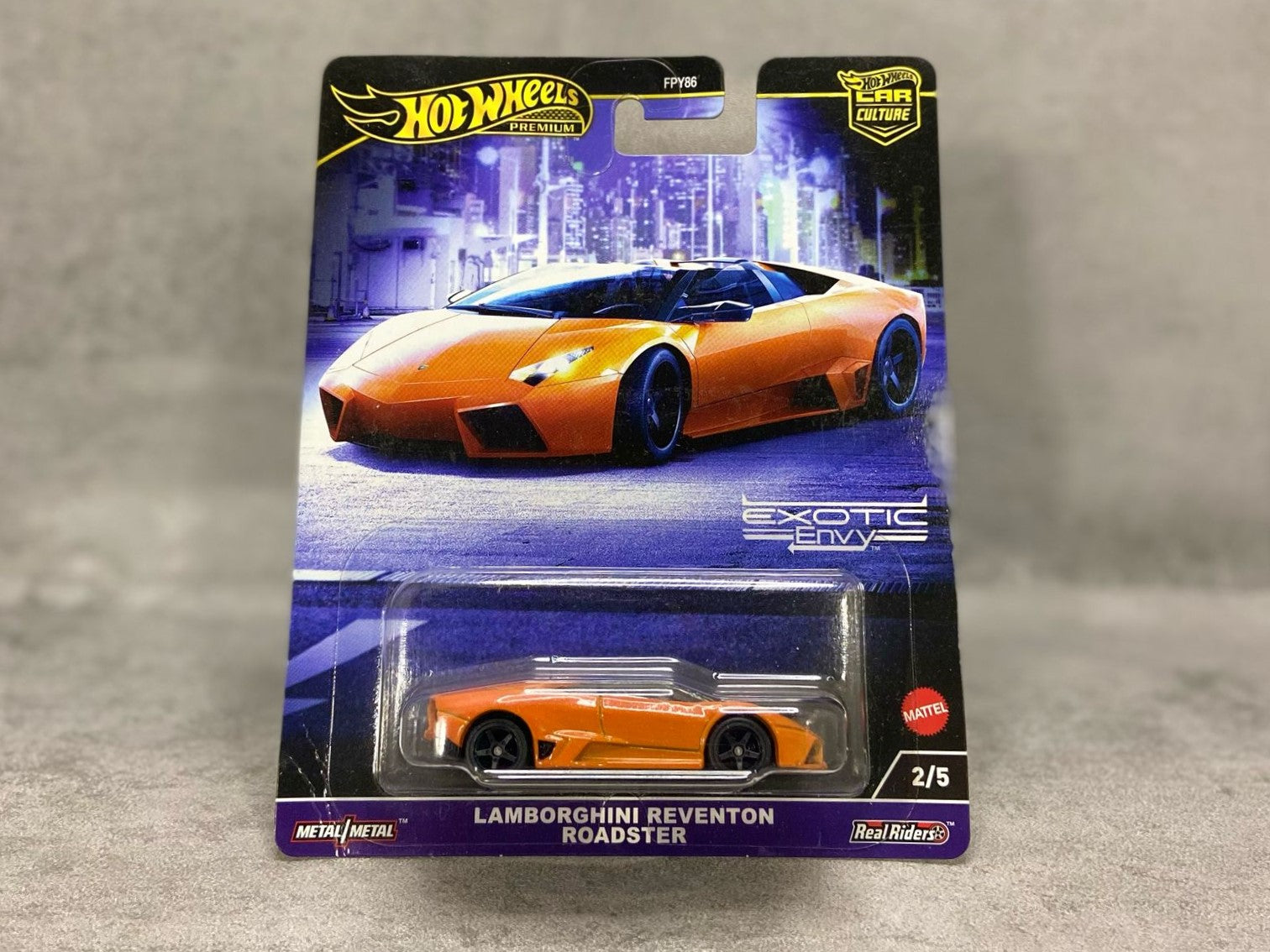 Hot Wheels Exotic Envy Lamborghini Reventon Roadster – mașinuță premium 1:64 cu design futurist și detalii de supercar

