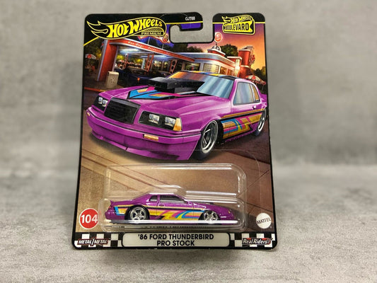 Hot Wheels Boulevard '86 Ford Thunderbird Pro Stock – mașinuță premium 1:64 cu detalii autentice de automobil de curse

