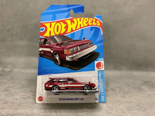 Hot Wheels Nissan Maxima Drift Car – mașinuță 1:64 cu design agresiv și performanță de drifting

