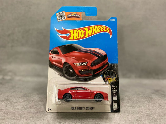 Hot Wheels Mustang Shelby GT350R – mașinuță 1:64 cu design agresiv și performanță de top

