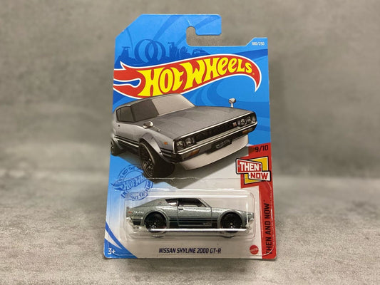 Hot Wheels Nissan Skyline 2000 GT-R – mașinuță 1:64 cu design retro JDM și influențe din motorsport