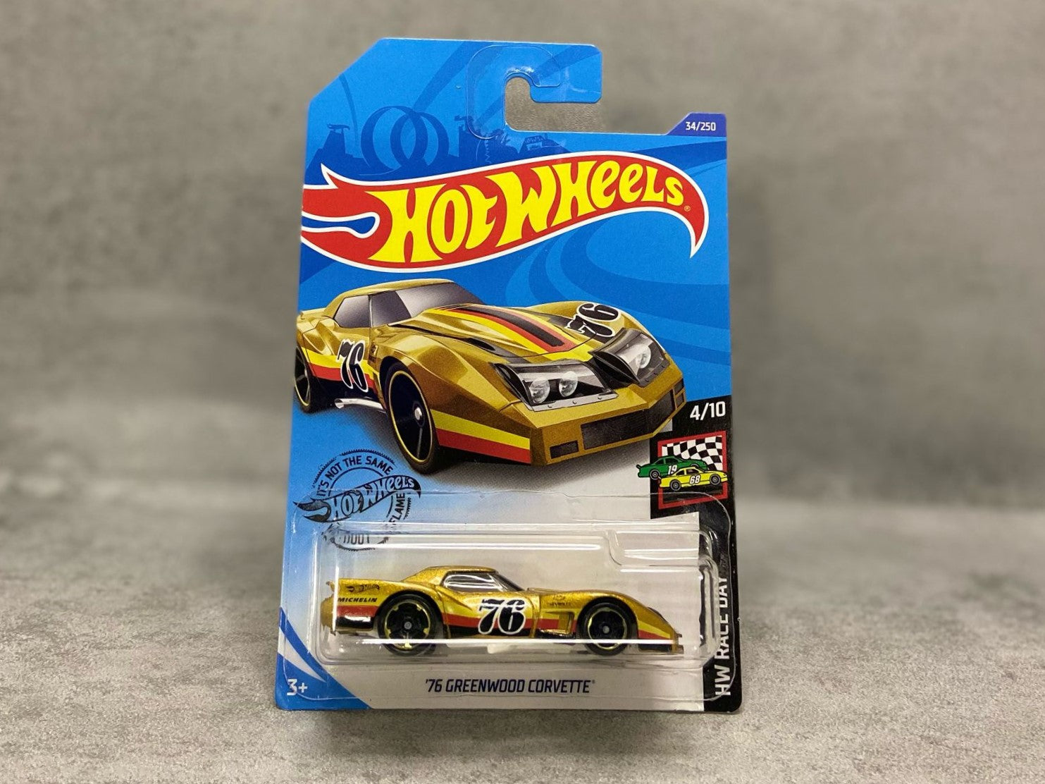 Hot Wheels '76 Greenwood Corvette – mașinuță 1:64 cu stil aerodinamic clasic și spirit american de competiție

