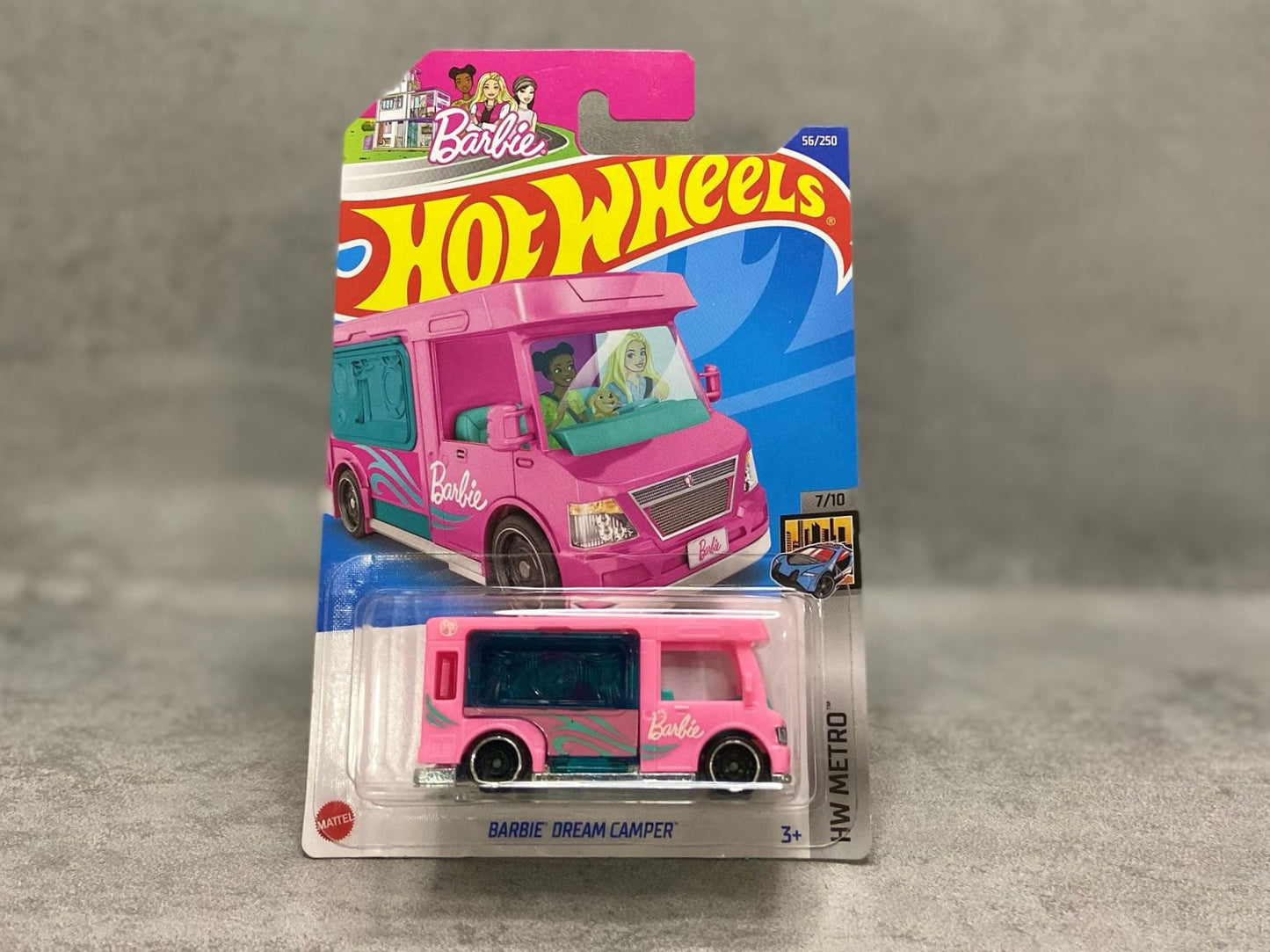 Hot Wheels Barbie Camper – mașinuță 1:64 roz cu design retro și vibe de vacanță Barbie

