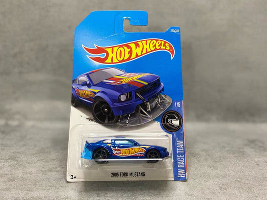 Hot Wheels 2005 Ford Mustang – mașinuță 1:64 muscle car cu design retro-modern