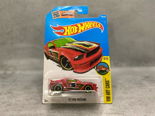 Hot Wheels '07 Ford Mustang – mașinuță 1:64 stil muscle car modern, din seria Mainline

