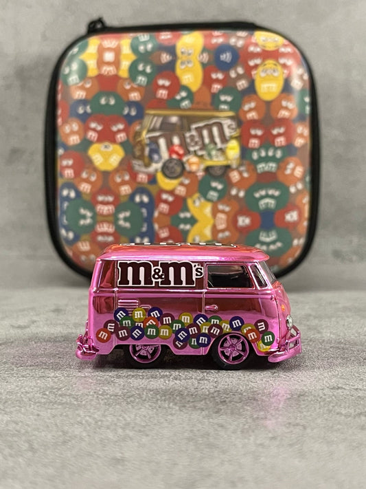 Demon King Auto 1:64 VW T1 MM Pink – model de colecție premium cu design roz vibrant și detalii autentice VW T1

